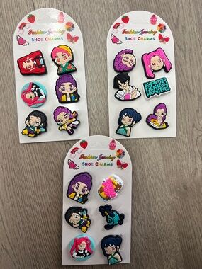Cute K-Pop Cartoon Shoe Charms - Pink, Purple, Blue bundle $19 x 3 paquete